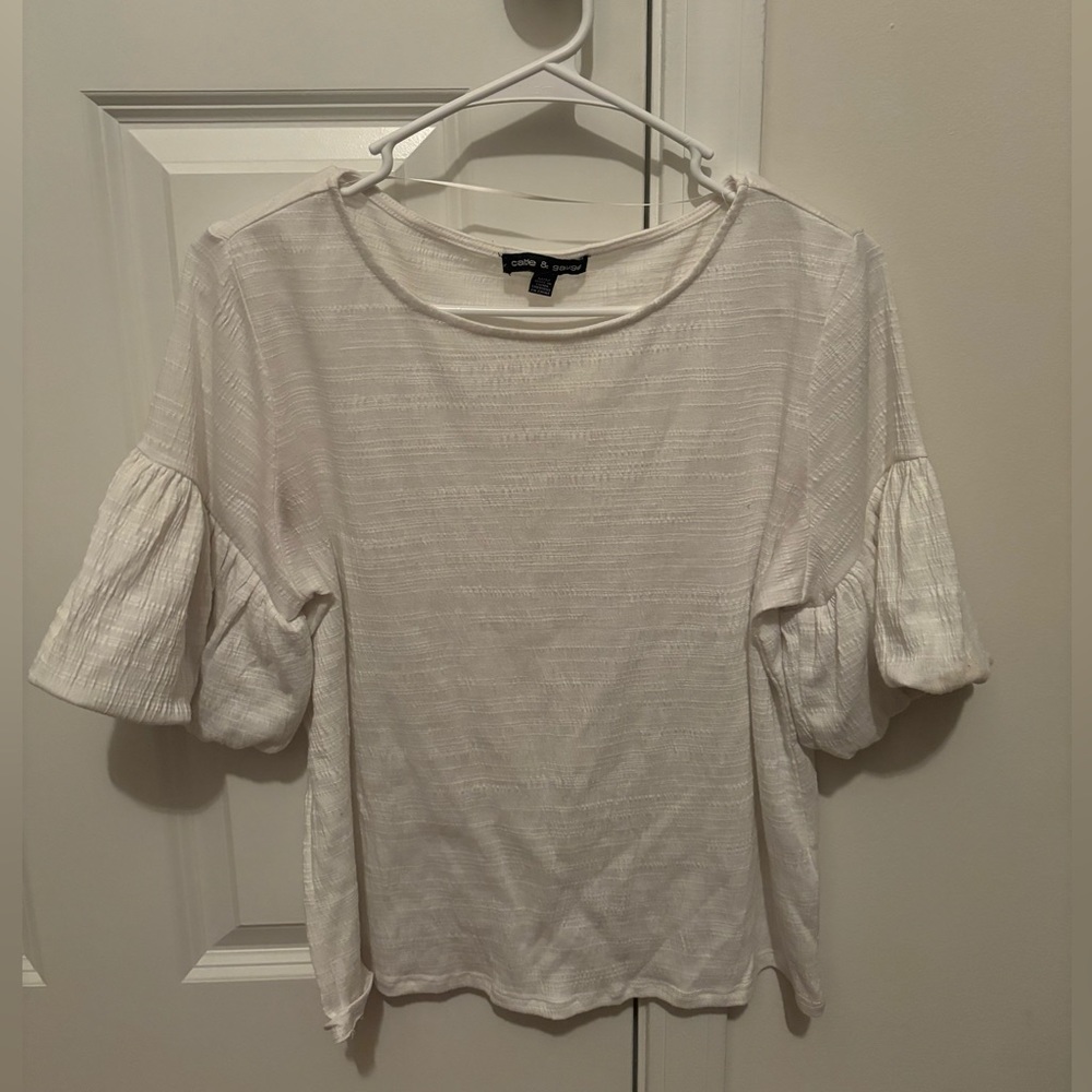 Cute white Cable and Gauge top with puff sleeves. Size M but fits like a small.